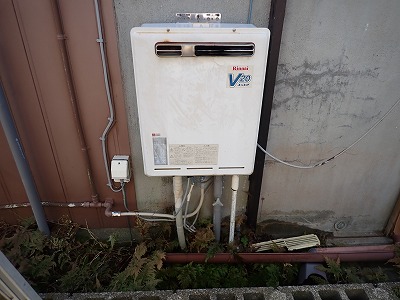 給湯器水漏れ 給湯器の水漏れの対処法 東京 神奈川の給湯器交換 リフォームは親子大工の安田工務店 山口建設